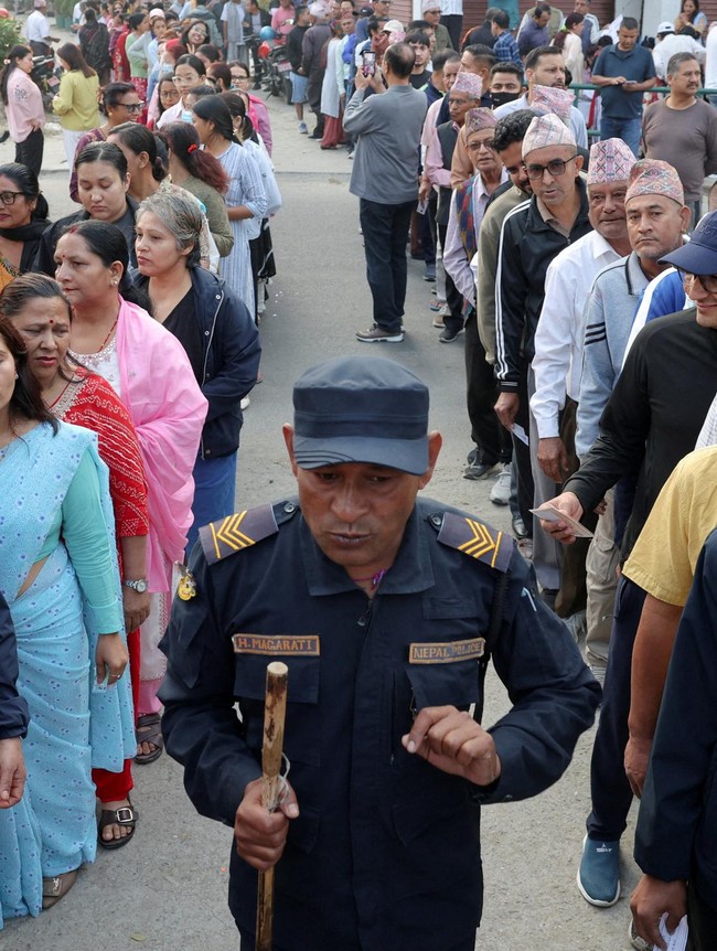 Warga Rela Antre Panjang Demi Nyoblos di Pemilu Nepal