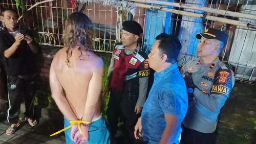 Warga AS ditahan setelah membuat keributan sambil membawa senjata tajam di Gang Ronta, Jalan Popies II, Kuta, Badung pada Rabu tengah malam (4/3/2026). (dok. Polsek Kuta).