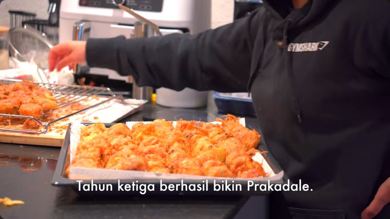 WNI bikin perkedel di Swiss untuk bukber 100 orang