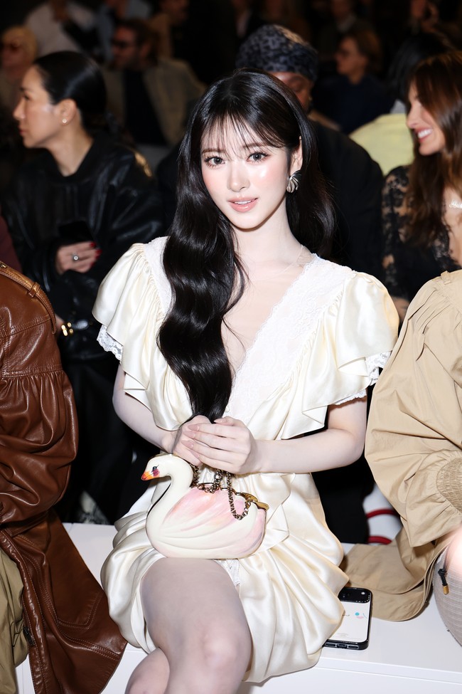 Anna Tanaka tampil sebagai salah satu brand ambassador Chloe. Idol KPop yang debut di 2024 itu tampil manis elegan bak seperti angsa. Foto: WireImage/Marc Piasecki
