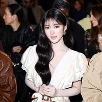 Anna Tanaka tampil sebagai salah satu brand ambassador Chloe. Idol KPop yang debut di 2024 itu tampil manis elegan bak seperti angsa. Foto: WireImage/Marc Piasecki