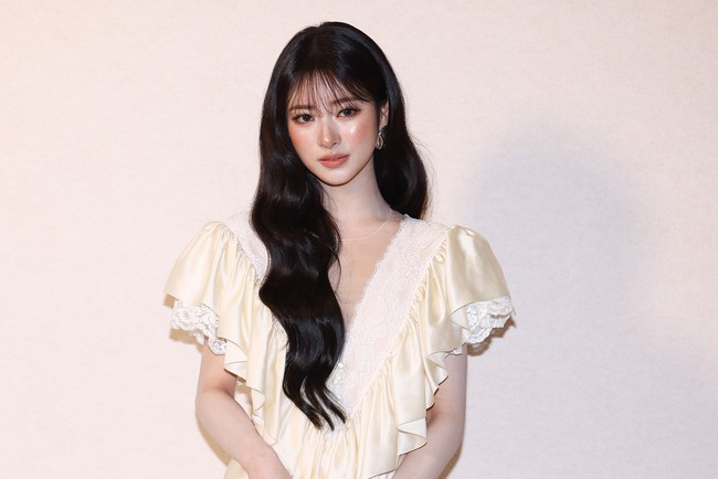 Gaya makeup Anna MEOVV juga jadi sorotan. Wanita 20 tahun tersebut menerapkan riasan flawless bernuansa warm dengan pulasan blush on dan lipstik warna peach. Foto: WireImage/Marc Piasecki