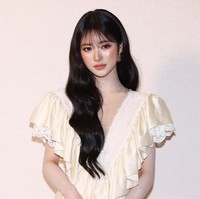 Gaya makeup Anna MEOVV juga jadi sorotan. Wanita 20 tahun tersebut menerapkan riasan flawless bernuansa warm dengan pulasan blush on dan lipstik warna peach. Foto: WireImage/Marc Piasecki