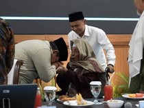 Momen Prabowo Salami hingga Cium Tangan Kiai Saat Bukber di Istana