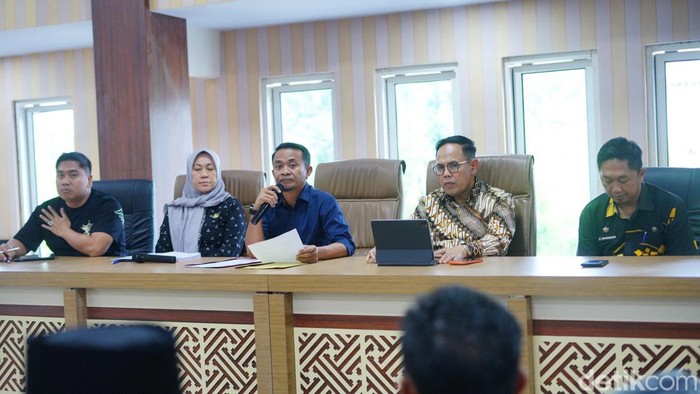Bupati Bone Andi Asman Sulaiman saat memimpin rapat sebelum umumkan pemberian THR dan TPP.