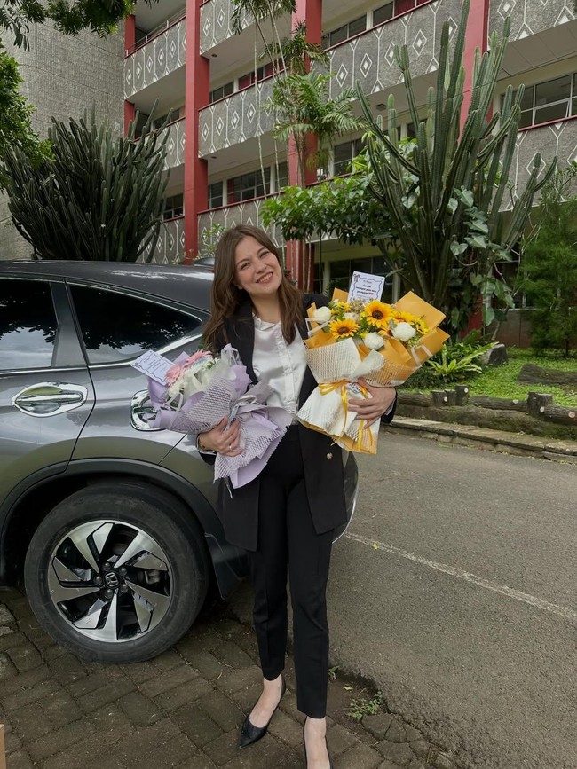 Berkah Ramadan, Andrea Henriette Raih Gelar S2 Hukum