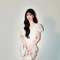Sedangkan rambutnya yang gerai bergelombang menambah kesan anggun dari pelantun ‘Burning Up’ tersebut. Foto: Dok. Fansite