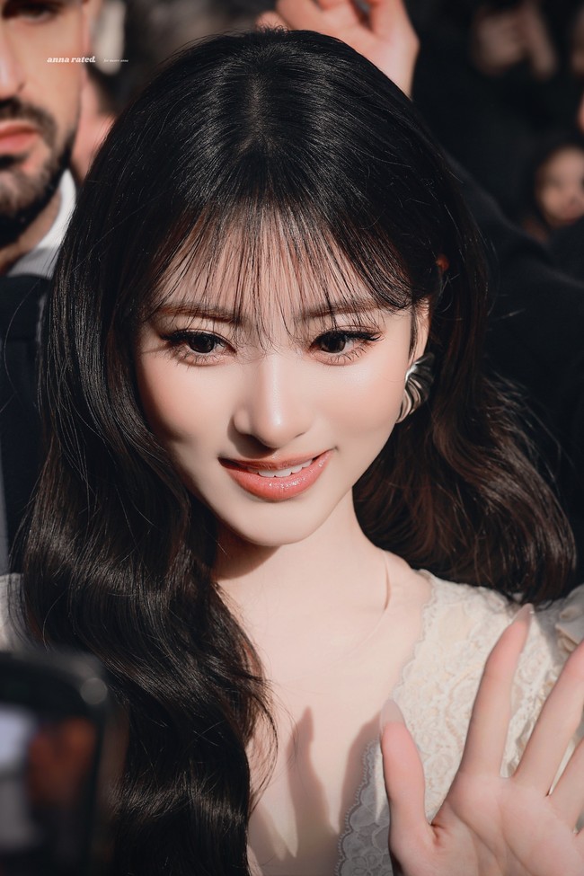 Dalam kesempatan tersebut, Anna sempat menyapa para penggemar yang menunggunya di luar venue. Sejumlah fans memberi testimoni bahwa kecantikan Anna seperti princess hingga AI. Foto: Dok. Fansite
