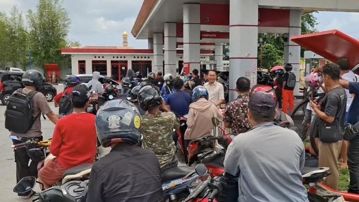 Antrean BBM di SPBU di Sungailiat Bangka.