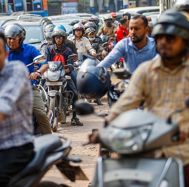 Antrean Kendaraan Mengular di SPBU Dhaka, Warga Panik Beli BBM di Tengah Ketegangan Iran-AS