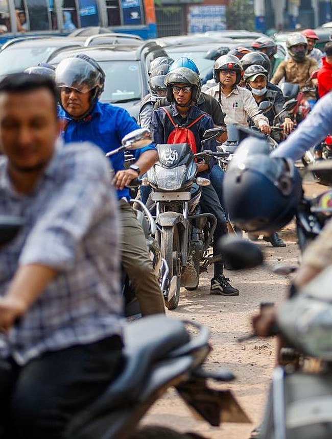 Antrean Kendaraan Mengular di SPBU Dhaka, Warga Panik Beli BBM di Tengah Ketegangan Iran-AS