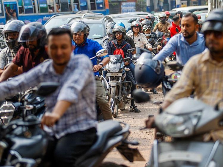 Antrean Kendaraan Mengular di SPBU Dhaka, Warga Panik Beli BBM di Tengah Ketegangan Iran-AS