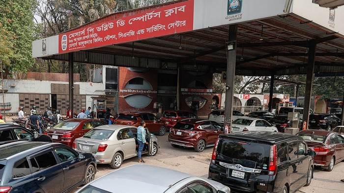People wait with their vehicles in a queue at a filling station to buy fuel amid concerns over a possible oil price hike due to the escalating Iran-US conflict at Asad Gate in Dhaka, Bangladesh, on March 5, 2026. (Photo by Syed Mahamudur Rahman/NurPh