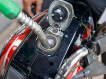 Depo Minyak Iran Dibom AS-Israel, Pembelian BBM di Teheran Dibatasi 20 Liter