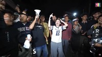 Ayu yang datang bersama tim langsung bergabung dengan para pemuda di Pondok Rajeg. Momen seru ini diabadikan Ayu Ting Ting dalam channel YouTube pribadinya. Foto: YouTube Qiss You TV