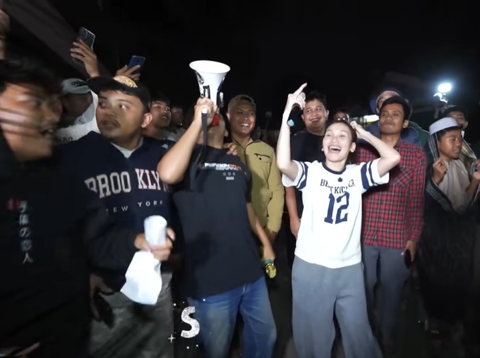 Bikin Heboh, Ayu Ting Ting Bangunkan Sahur di Kampung Orang