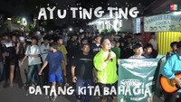 Ayu Ting Ting membagikan momen datang ke salah satu perkampungan warga di Pondok Rajeg, Cibinong, Bogor. Pemuda kampung yang aktif membangunkan warga untuk sahur, menyambut kedatangan Ayu Ting Ting dan pasukan. Foto: YouTube Qiss You TV