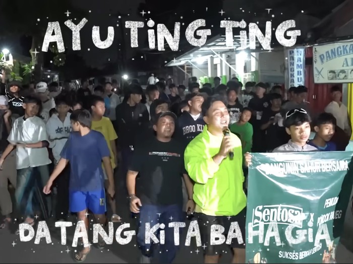 Bikin Heboh, Ayu Ting Ting Bangunkan Sahur di Kampung Orang