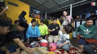 Ayu menceritakan saat gerebek sahur mereka disediakan makan sahur oleh salah satu kelurga. Kita di kampung kemarin ada ibu-ibu satu rumah yang siapin kita sahur. Padahal kita gak nyuruh siapin makanan. Kita tetap bawain makanan buat anak-anak yang sahur karena kan itungan kita paling banyak 20 orang, ternyata yang ikut bocah-bocah ada kali 100 orang. Berkah, ya, tutur Ayu. Foto: YouTube Qiss You TV
