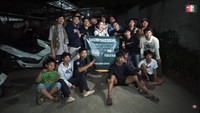 Host Brownis itu membuka tim gerebek pemuda di sekitaran Jakarta buat kolaborasi membangunkan sahur. Pokoknya yang di daerah-daerah Jakarta kirimin aja yang punya pemuda-pemuda kompak kayak kita. Si paling aktif di kampung, tukas Ayu Ting Ting. Foto: YouTube Qiss You TV