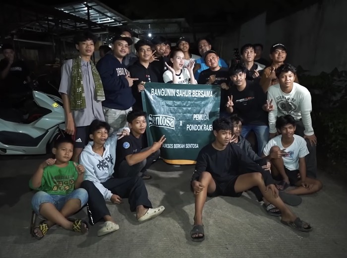 Ayu Ting Ting dan 'geng' membangunkan sahur.