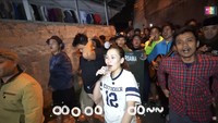 Ayu Ting Ting bersama pemuda di Pondok Rajeg masuk ke gang-gan kampung membangunkan warga untuk sahur. Foto: YouTube Qiss You TV