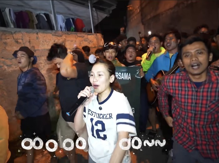 Bikin Heboh, Ayu Ting Ting Bangunkan Sahur di Kampung Orang