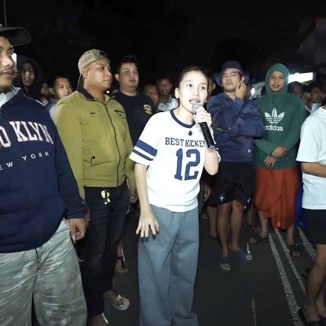 Bikin Heboh, Ayu Ting Ting Bangunkan Sahur di Kampung Orang