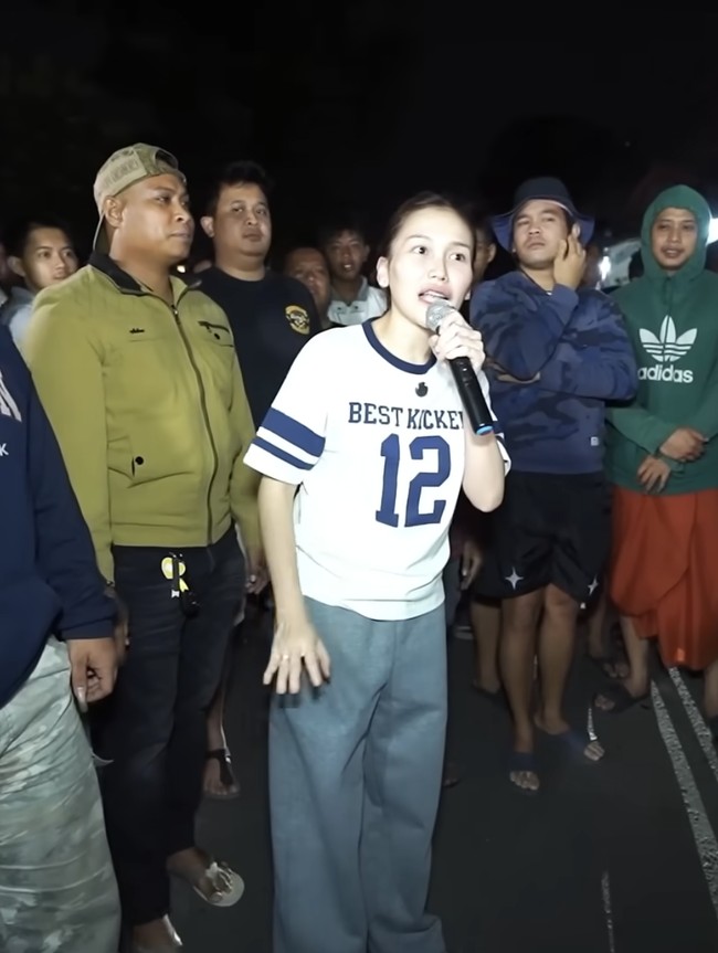 Bikin Heboh, Ayu Ting Ting Bangunkan Sahur di Kampung Orang