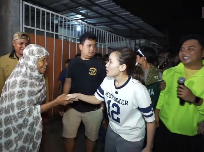 Bikin Heboh, Ayu Ting Ting Bangunkan Sahur di Kampung Orang