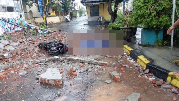 Bangunan di Kebraon Sidoarjo ambruk timpa pemotor
