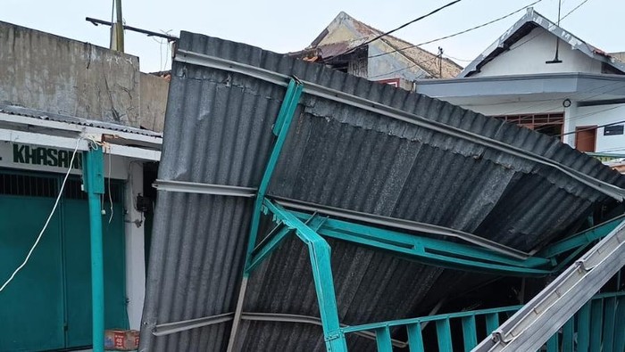 Bangunan di Surabaya rusak usai diterjang hujan badai