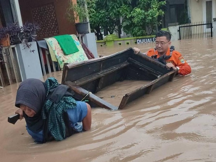 Hujan Lebat Se整晚, Banjir 1,5 Meter Menerjang Cibeber Cilegon