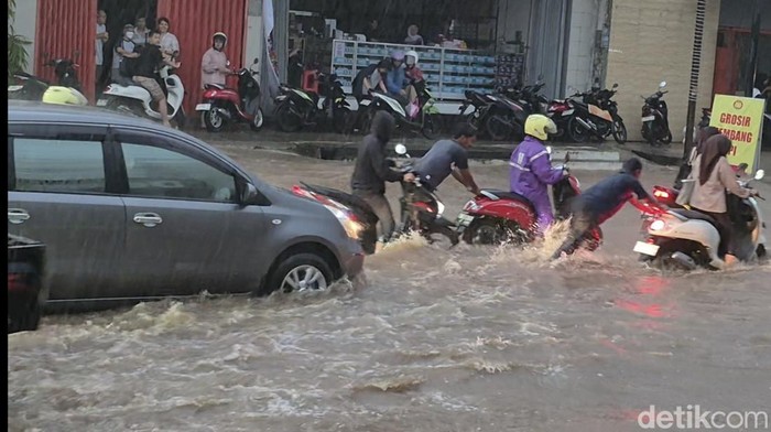 Banjir di jalur Pantura Weleri, Kendal, Jumat (6/3/2026) sore.
