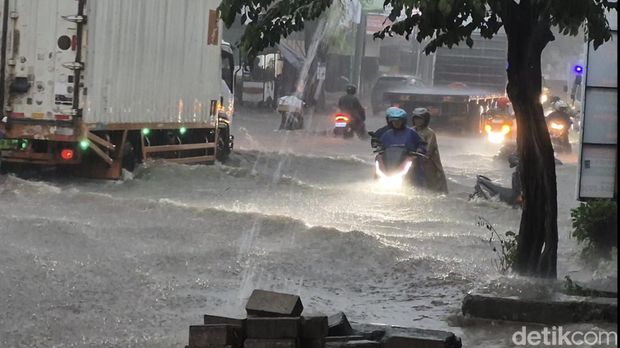 Banjir di jalur Pantura Weleri, Kendal, Jumat (6/3/2026) sore. Banjir di jalur Pantura Weleri, Kendal, Jumat (6/3/2026) sore.