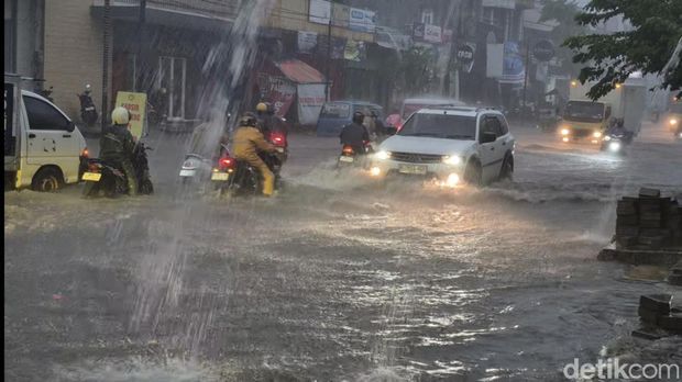 Banjir di jalur Pantura Weleri, Kendal, Jumat (6/3/2026) sore. Banjir di jalur Pantura Weleri, Kendal, Jumat (6/3/2026) sore.