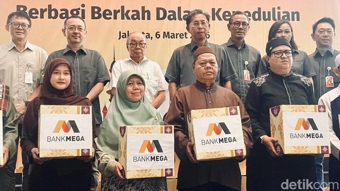 PT Bank Mega Tbk kembali menebar berkah Ramadan melalui program sosial Mega Berbagi dengan menyalurkan hampir 15 ribu paket sembako kepada masyarakat yang membutuhkan di berbagai daerah di Indonesia. Kegiatan bertajuk “Berbagi Berkah Dalam Kepedulian” ini menjadi wujud komitmen perusahaan dalam membantu meringankan beban masyarakat menjelang Hari Raya Idul Fitri.