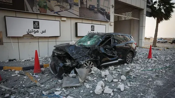 Bangunan sebuah hotel dan sebuah kendaraan roda empat di Manama, Bahrain, mengalami kerusakan setelah serangan yang dikaitkan dengan Iran, 1 Maret 2026.