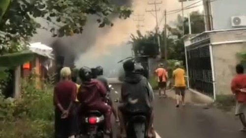 Bentrokan Desa Narasaosina dan Desa Waiburak di Kecamatan Adonara Timur, Flores Timur, NTT, Jumat (6/3/2026). (Istimewa)