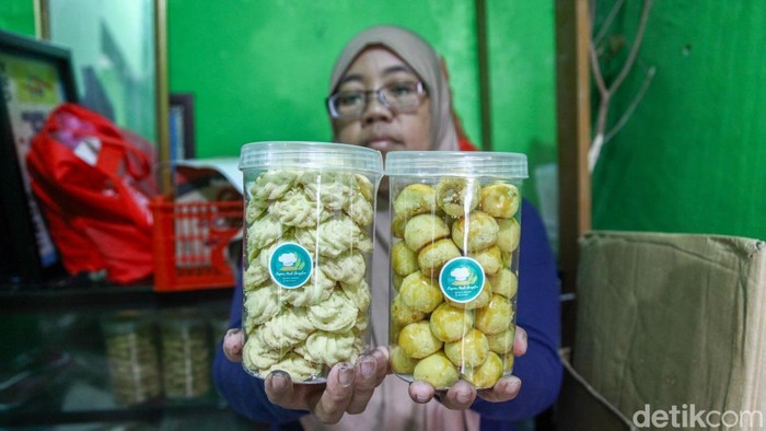 Sejumlah warga membuat jajanan pasar dan kue kering di industri rumahan Mak Demplon, Sunter, Jakarta Utara, Jumat (6/3/2026). 

2.Memasuki bulan Ramadan, usaha rumahan tersebut kebanjiran pesanan berbagai makanan untuk kebutuhan takjil berbuka puasa hingga persiapan Hari Raya Idulfitri.