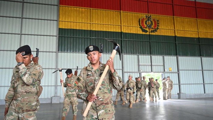 Bolivian soldiers destroy coca plants as part of an eradication program of surplus coca leaf, as the country resumes operational cooperation with the U.S. Drug Enforcement Administration (DEA) after a 17-year absence, in a move that the government says is part of a broader, multinational strategy to combat organized crime, in Chimore, Chapare, Bolivia March 5, 2026. REUTERS/Claudia Morales     TPX IMAGES OF THE DAY