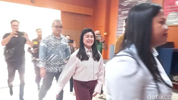 Bupati Kepulauan Sitaro, Chyntia Kalangit didampingi pengacaranya untuk kembali menjalani pemeriksaan di kantor Kejati Sulut.