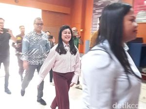 Senyum Bupati Sitaro 2 Kali Diperiksa Jaksa Terkait Kasus Korupsi Dana Bencana