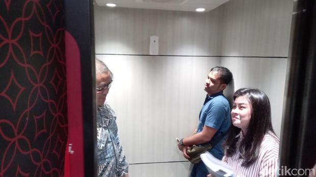Bupati Kepulauan Sitaro, Chyntia Kalangit saat berada dalam lift kantor Kejati Sulut sebelum diperiksa. Bupati Kepulauan Sitaro, Chyntia Kalangit saat berada dalam lift kantor Kejati Sulut sebelum diperiksa.