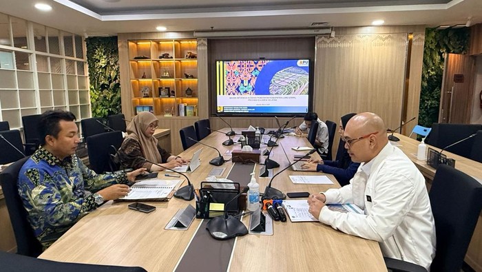 Bupati Luwu Utara Andi Abdullah Rahim saat menemui pihak Kementerian PU untuk mengusulkan proyek irigasi di daerahnya. Dokumen Istimewa