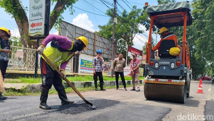 Bupati Sidoarjo Subandi mengawasi langsung proses pengerjaan perbaikan jalan di salah satu ruas jalan di Sidoarjo.