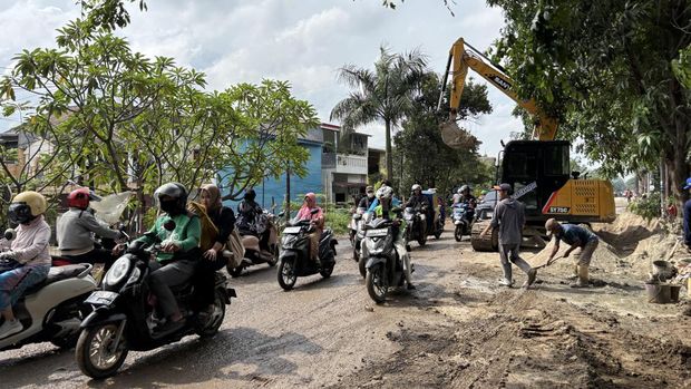 Ceceran tanah di Jalan Alinda, Bekasi Utara (Rachma/detikcom)