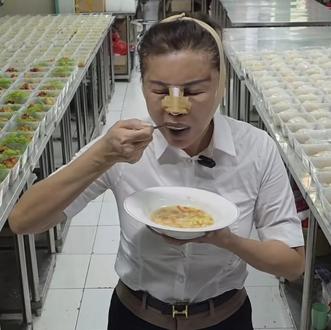 Baru Selesai Oplas, Ci Mehong Langsung Beraksi di Dapur dan Jualan