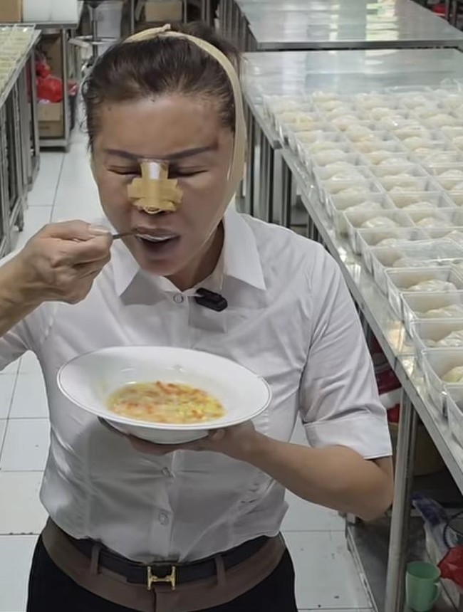 Baru Selesai Oplas, Ci Mehong Langsung Beraksi di Dapur dan Jualan