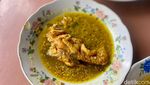 Cuma Jual Opor Ayam Sejak 1970-an, Warung Betawi Ini Masih Laris Manis!